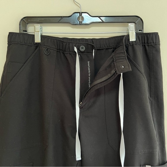 FIGS Men's Cairo Cargo Scrub Pants in Black, Large/Short - Picture 10 of 10